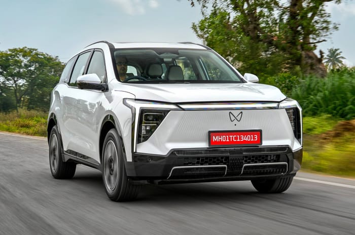 Mahindra XEV 9S front right side action on road